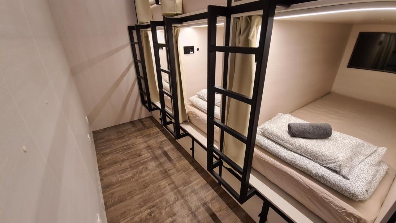 Cabin Hostel Ljubljana Buitenkant foto