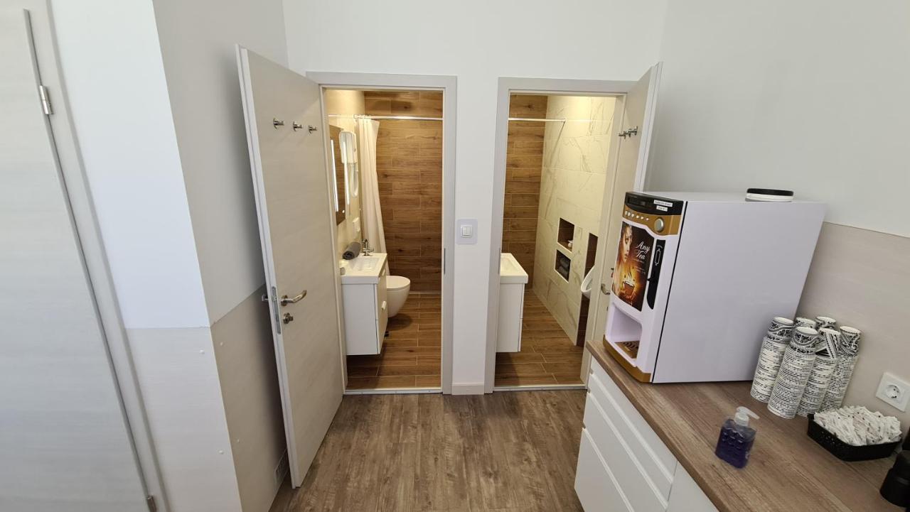 Cabin Hostel Ljubljana Buitenkant foto